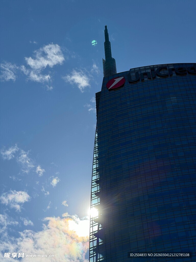 摩天大楼映蓝天与日光