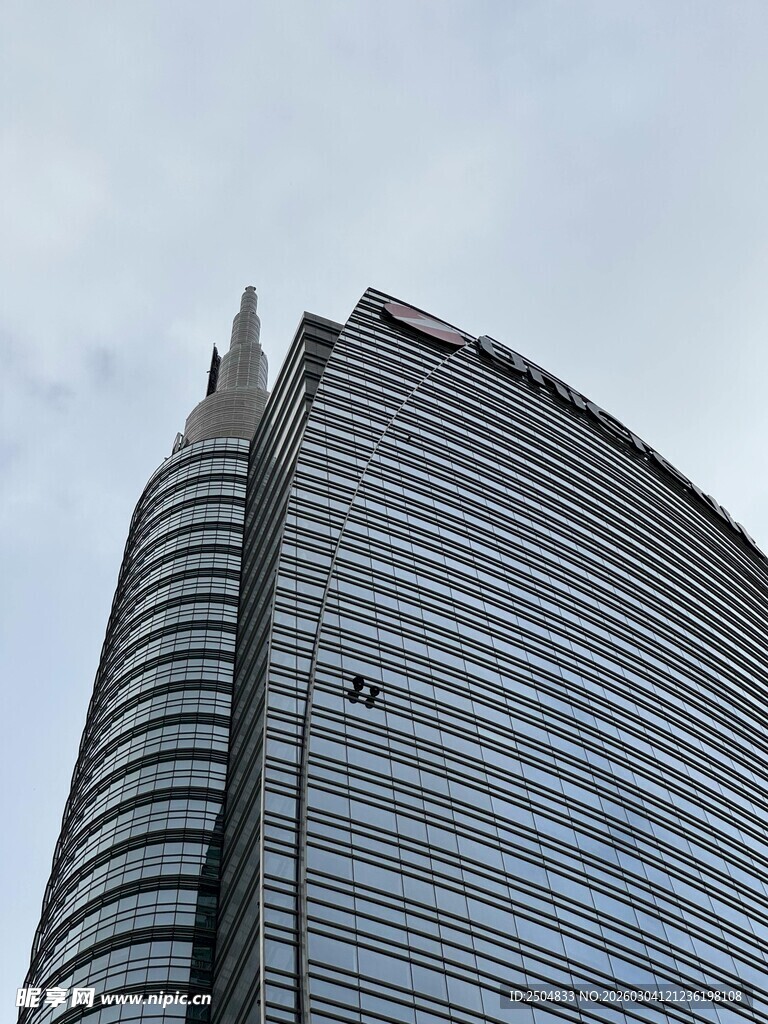 高耸入云的现代化摩天大楼