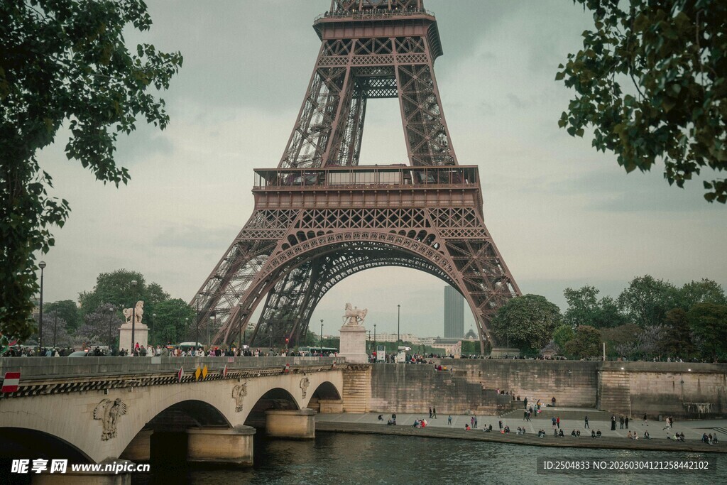 埃菲尔铁塔下的河畔风光