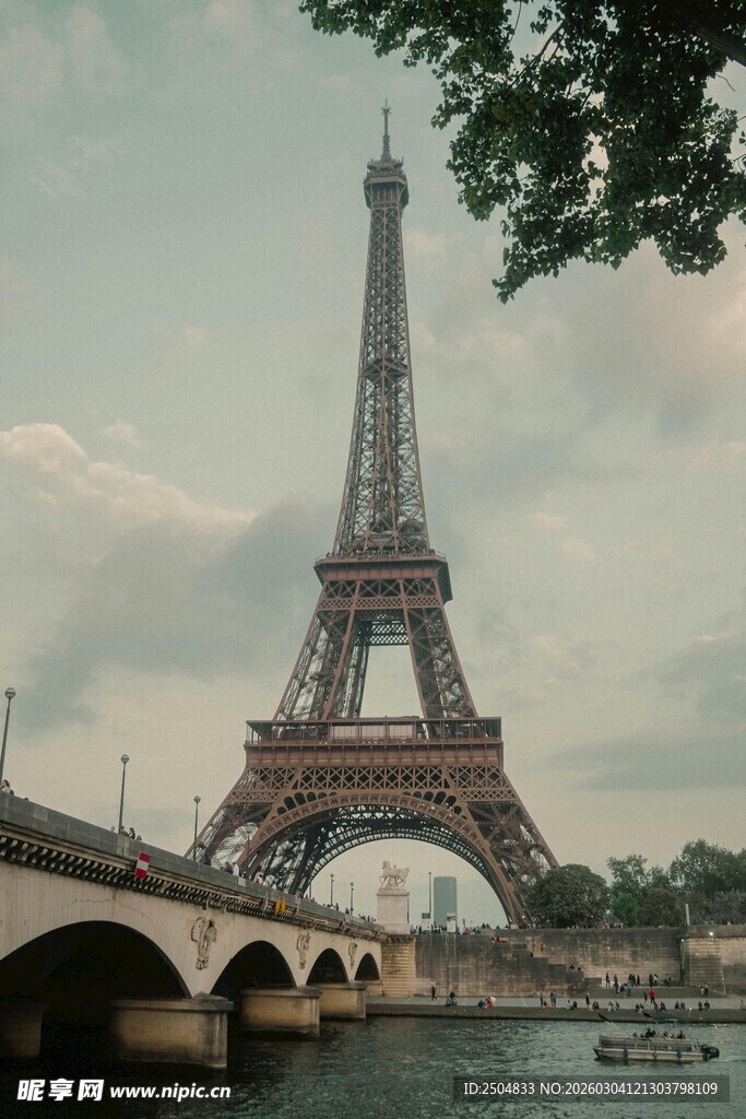 埃菲尔铁塔下的河畔风光