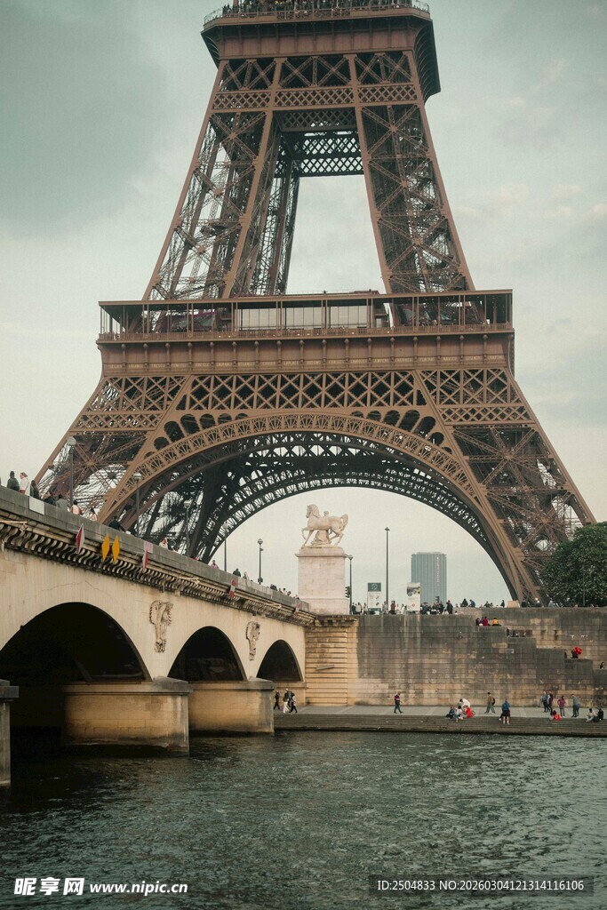 埃菲尔铁塔下的河畔景致