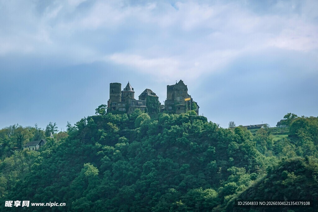 山顶古堡置于葱郁山林间