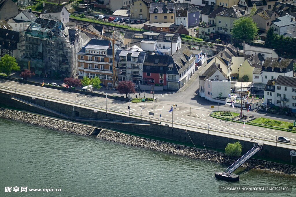 河畔城镇鸟瞰美景