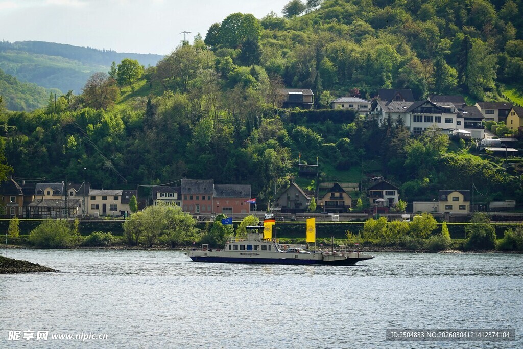 河畔青山间的船只风景
