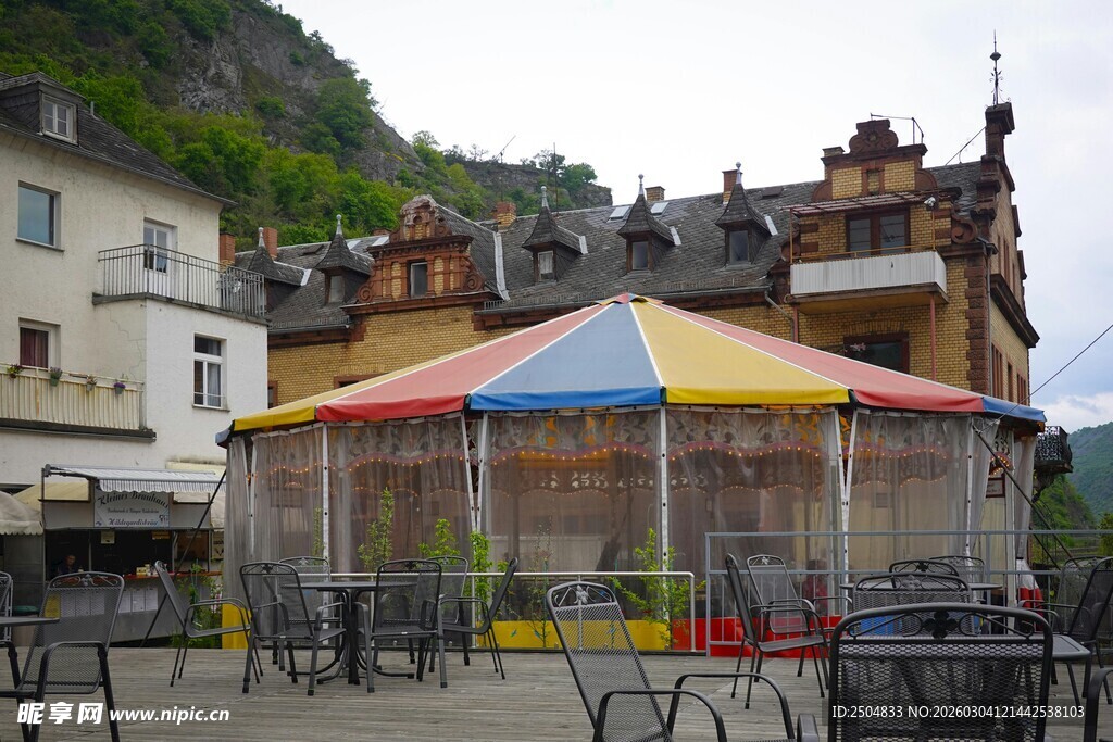 户外彩色帐篷与欧式建筑