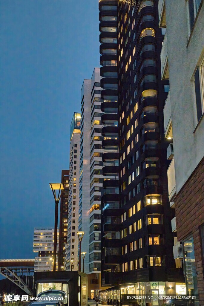 夜幕下的都市高楼景观