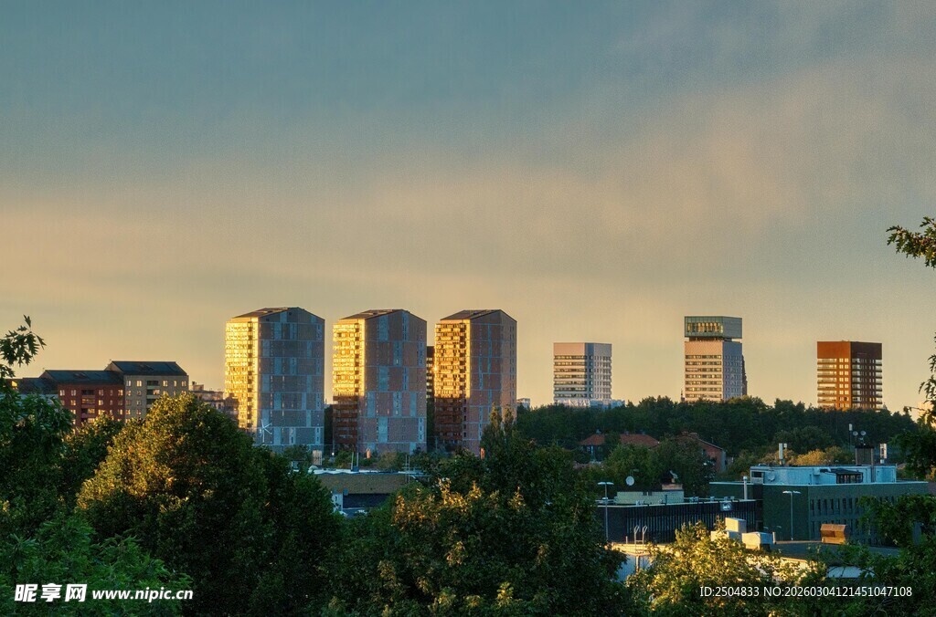 夕阳下的城市高楼景观