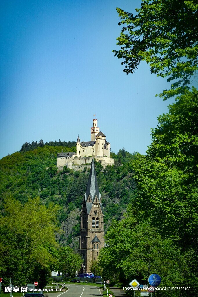 山上城堡与葱郁景观