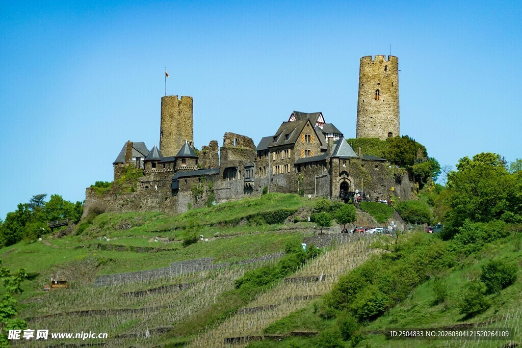 古老城堡屹立于葱郁山丘