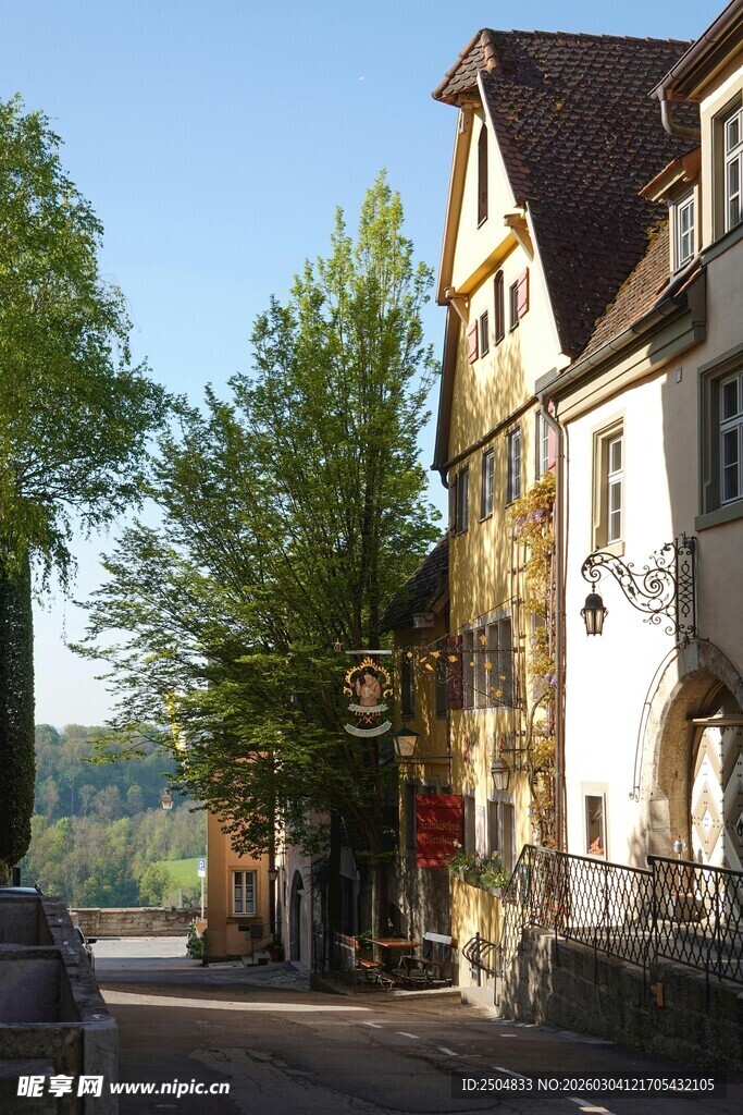  洲小镇街边的特色建筑