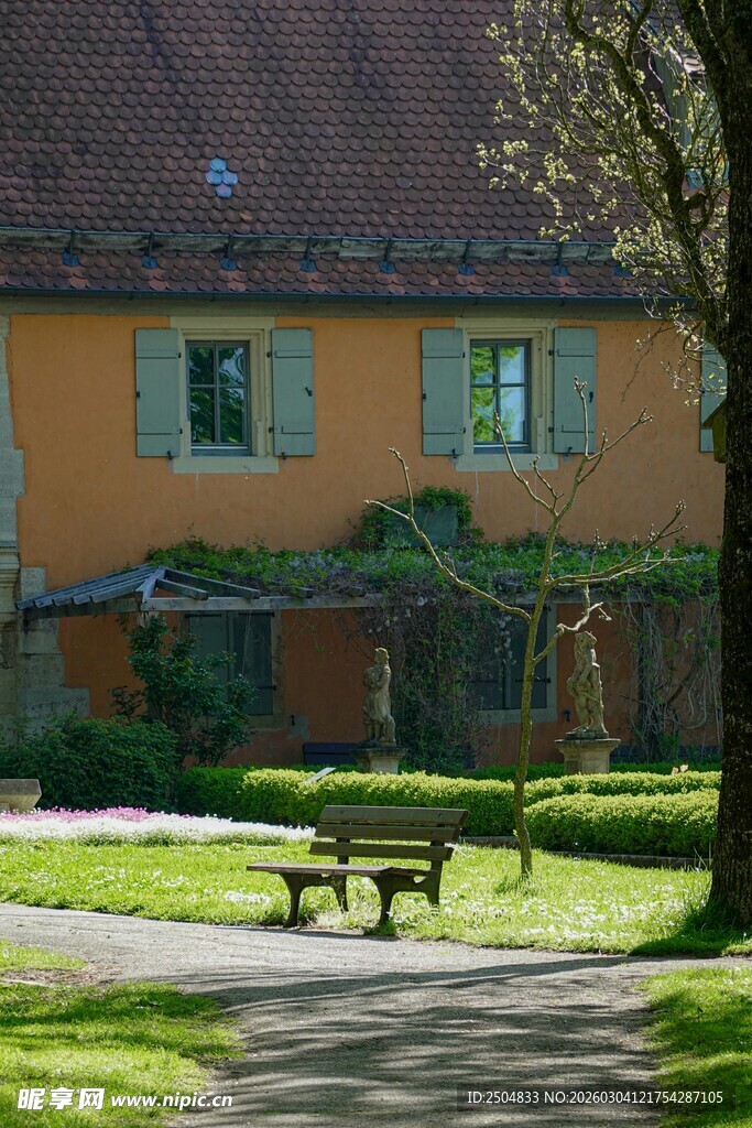 温馨庭院中的长椅与绿植