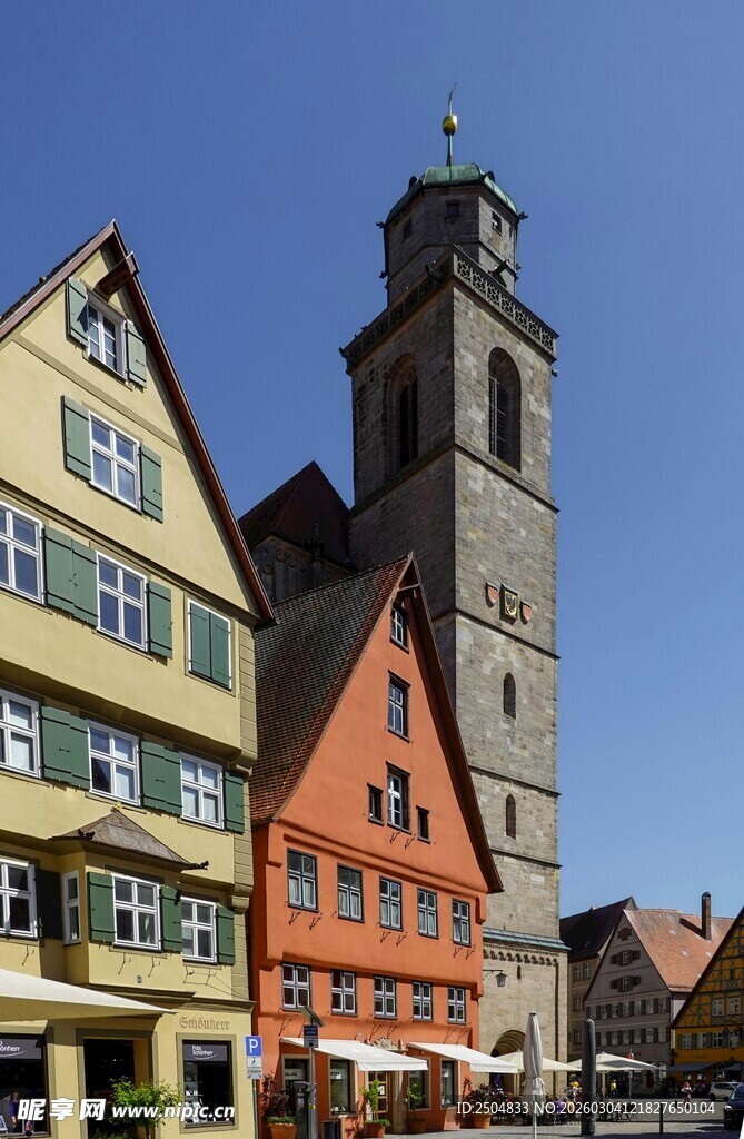  洲小镇多彩建筑与钟楼