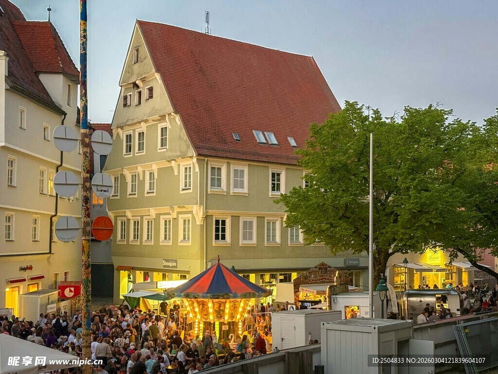 热闹的 洲小镇集市夜景