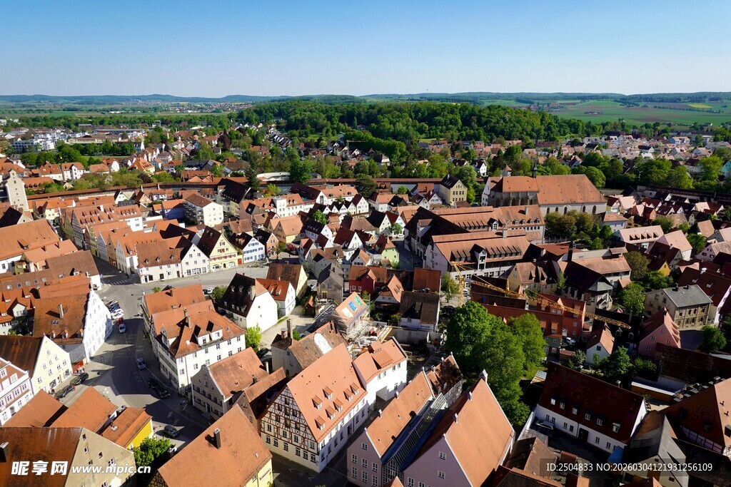 俯瞰色彩斑斓的城镇屋顶