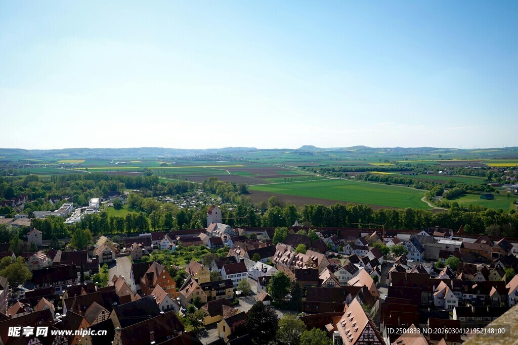 俯瞰美丽小镇田园风光