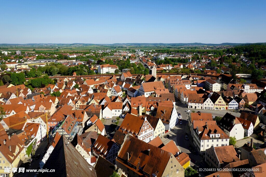 俯瞰色彩斑斓的小镇屋顶