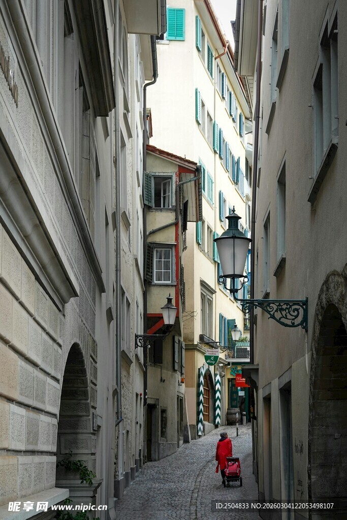 狭窄古老街道上的红衣行人