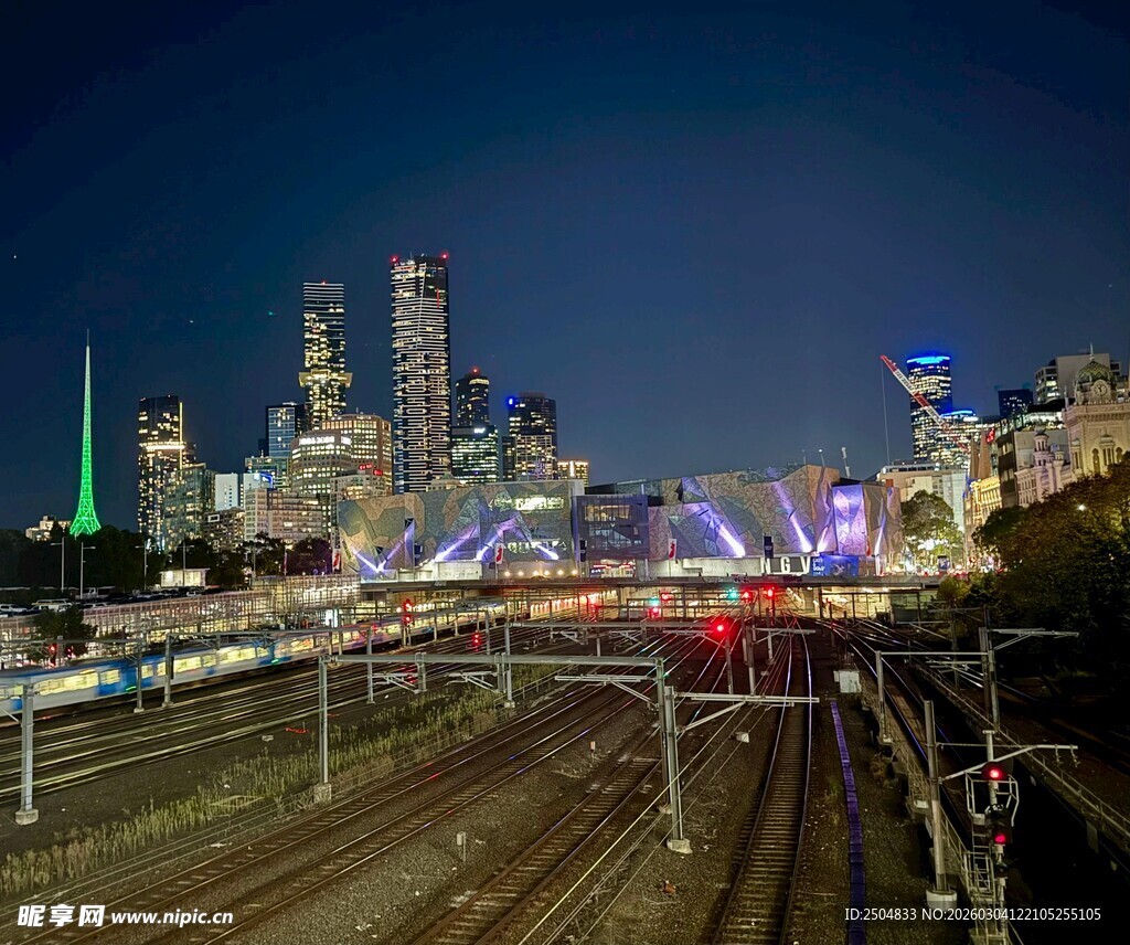 城市夜景与铁轨的独特风景