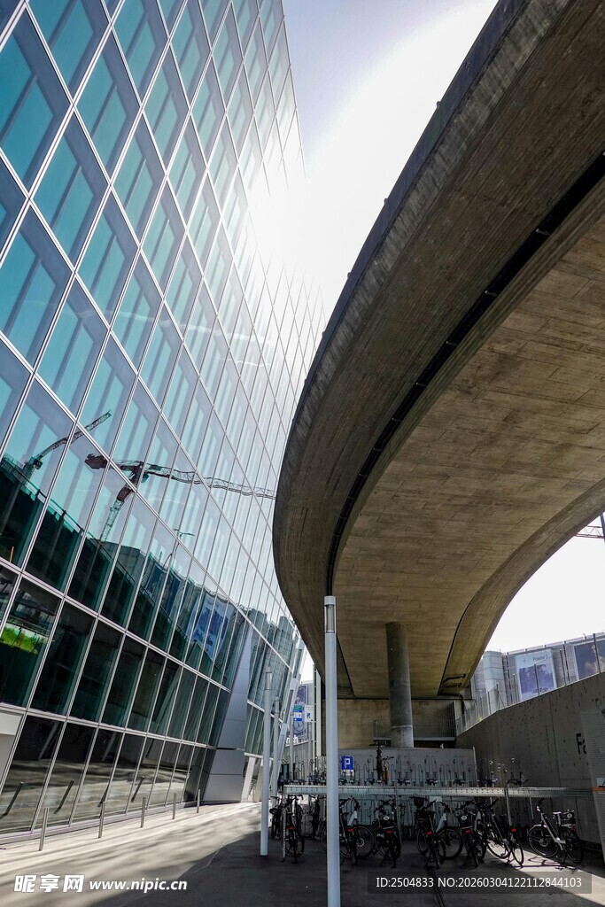 城市中高架桥旁的玻璃建筑