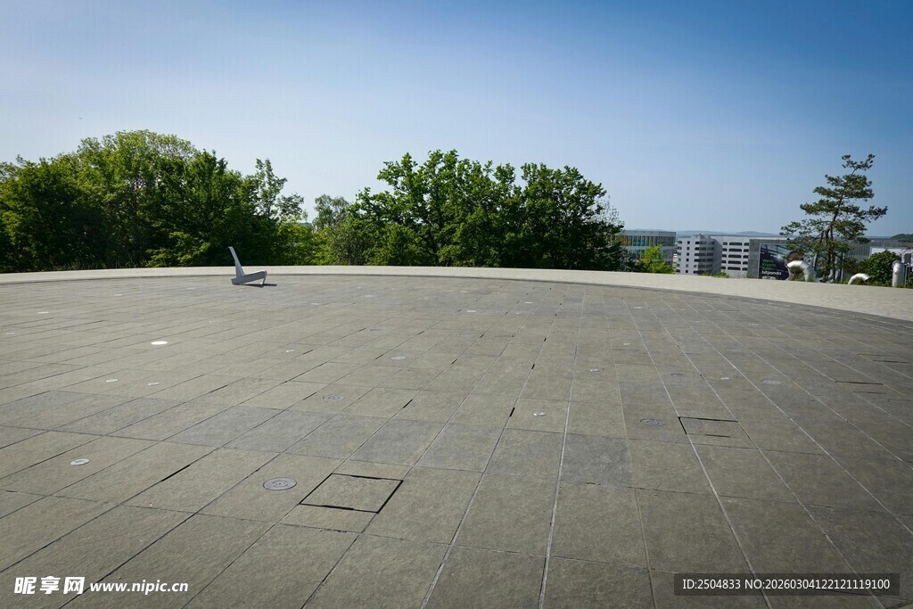 空旷广场与远处绿树蓝天