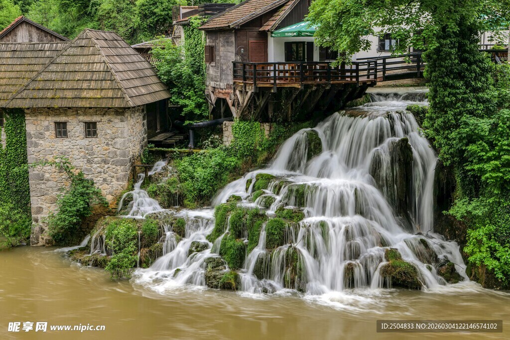 古朴瀑布旁的乡村小屋