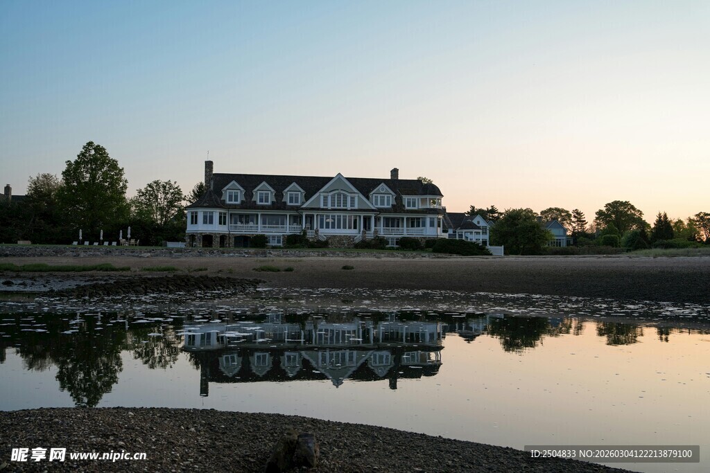 湖畔黄昏中的静谧英式建筑