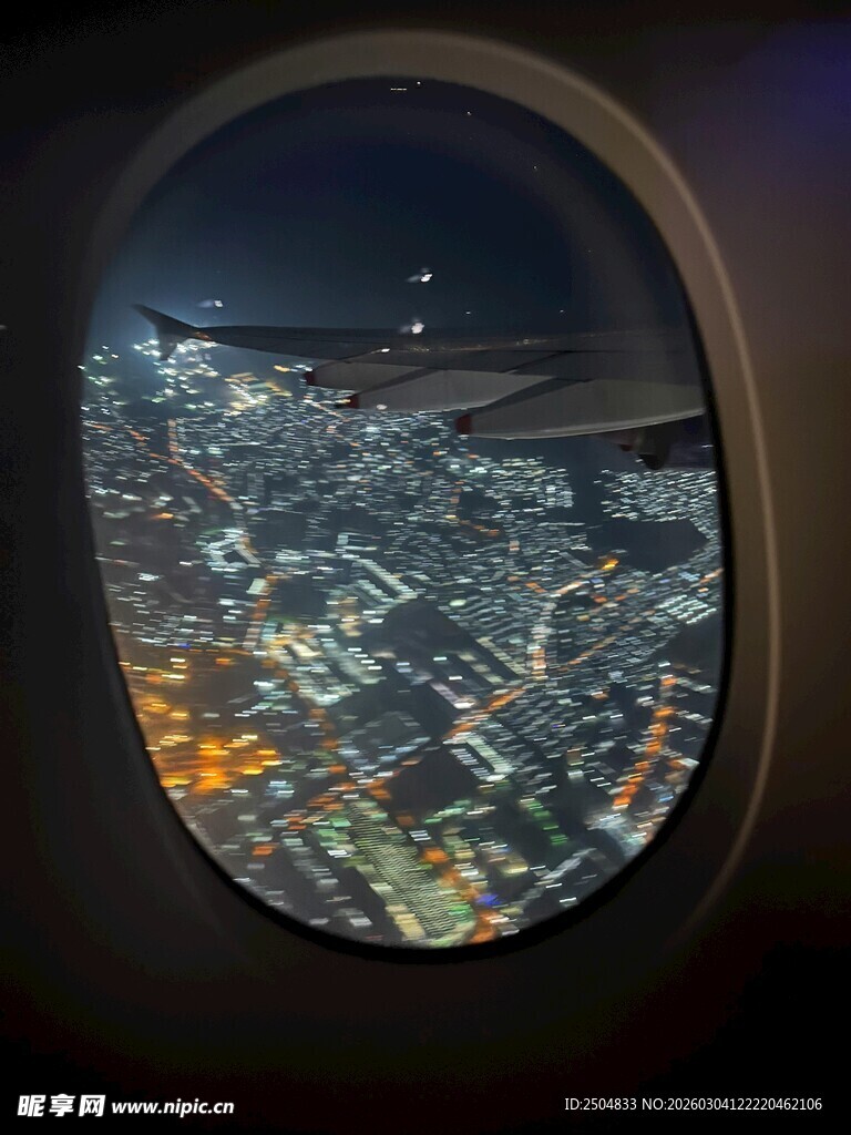 机窗俯瞰璀璨城市夜景