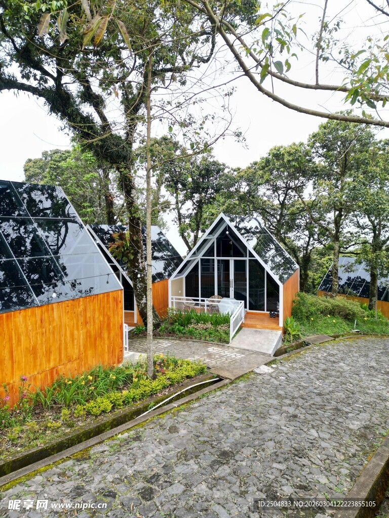 乡村小屋旁的宁静小道