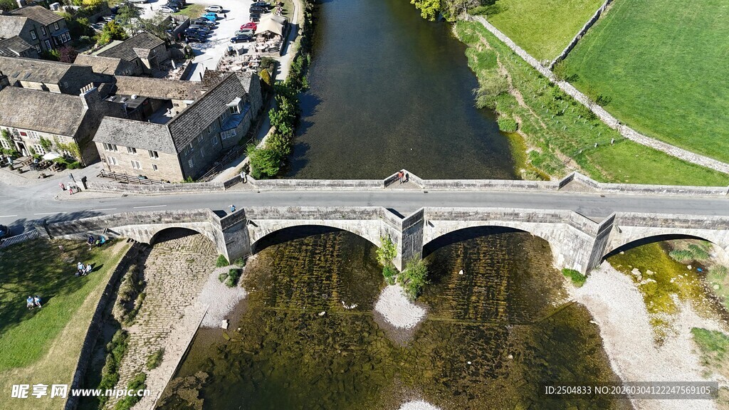 古老石桥跨越潺潺河流
