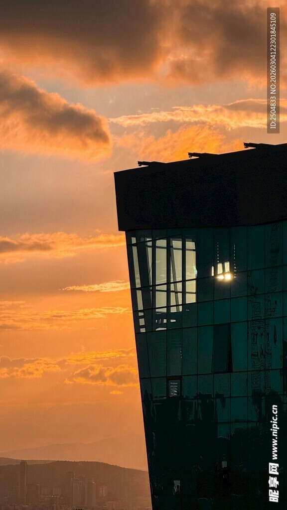 夕阳下的现代建筑一角