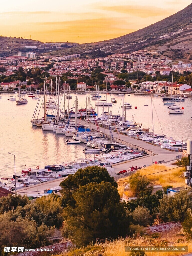 海港暮色中的美丽码头景观