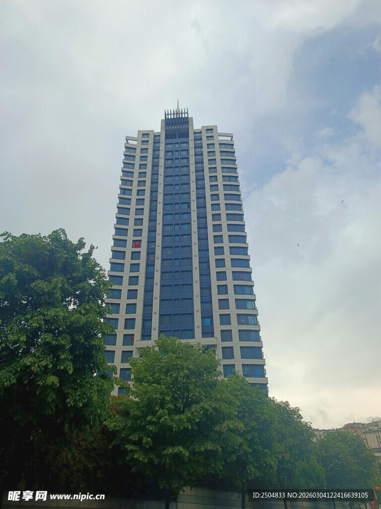 高耸入云的现代都市高楼