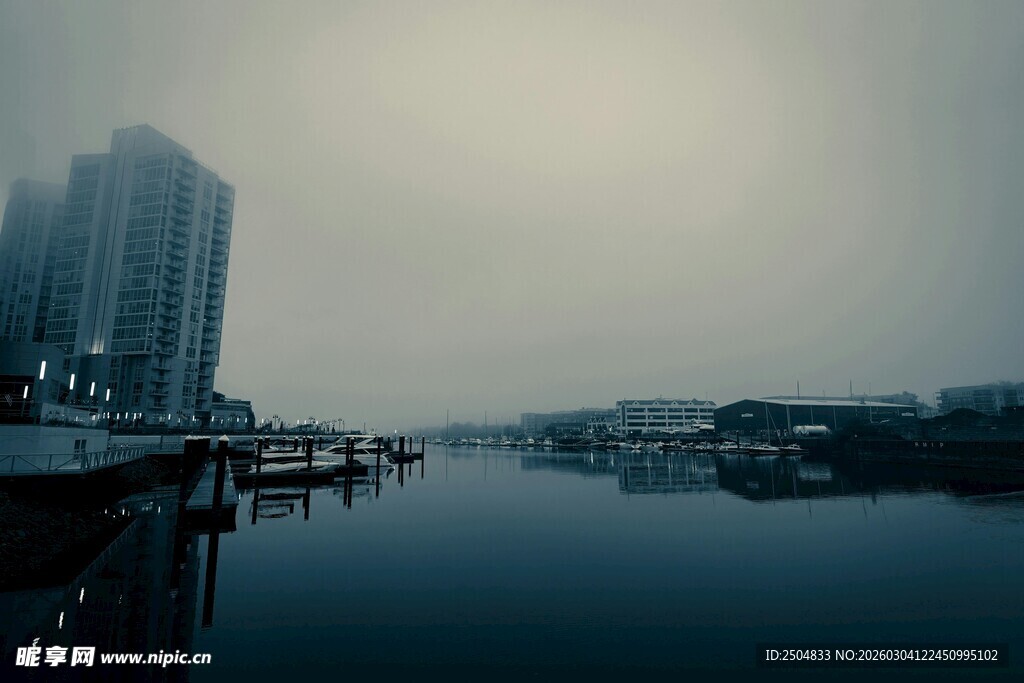雾中城市滨水景观