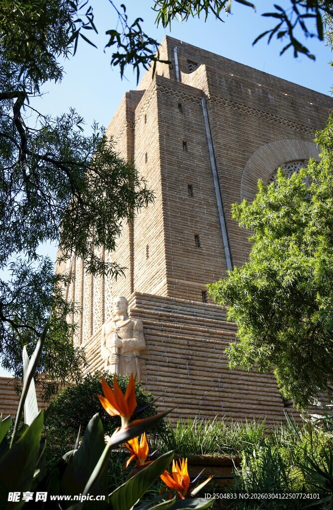 古老建筑旁的绿植与花朵