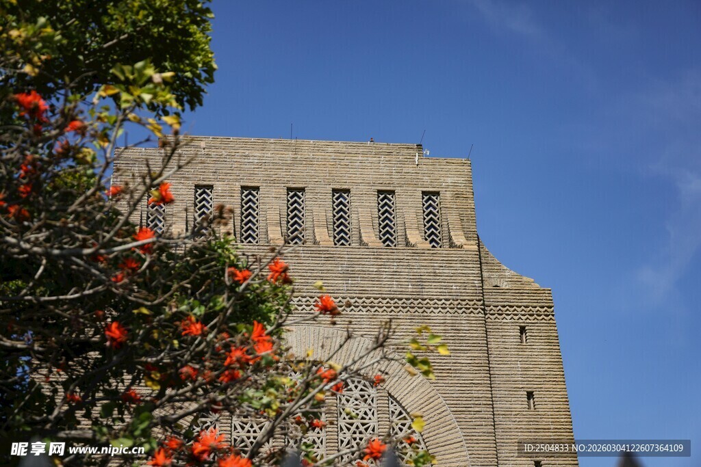 繁花映衬下的宏伟建筑
