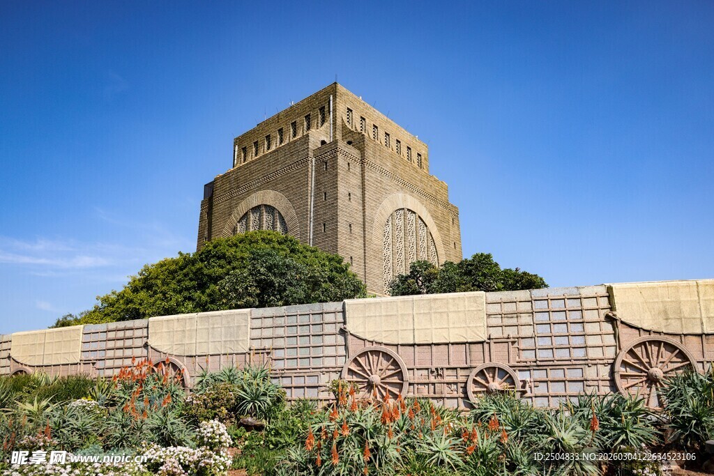 古老塔楼与周边绿植景观