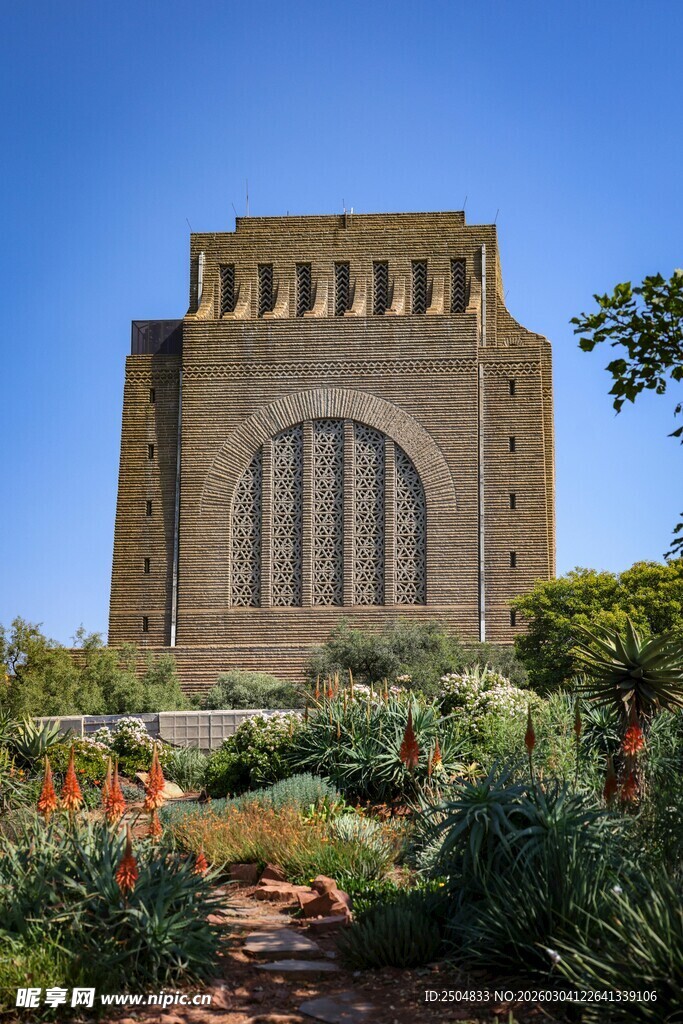 宏伟建筑旁的绿植景观