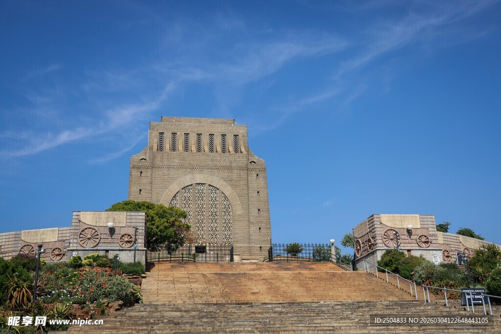 古老建筑矗立蓝天之下