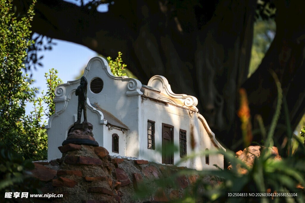 树下的白色建筑景观