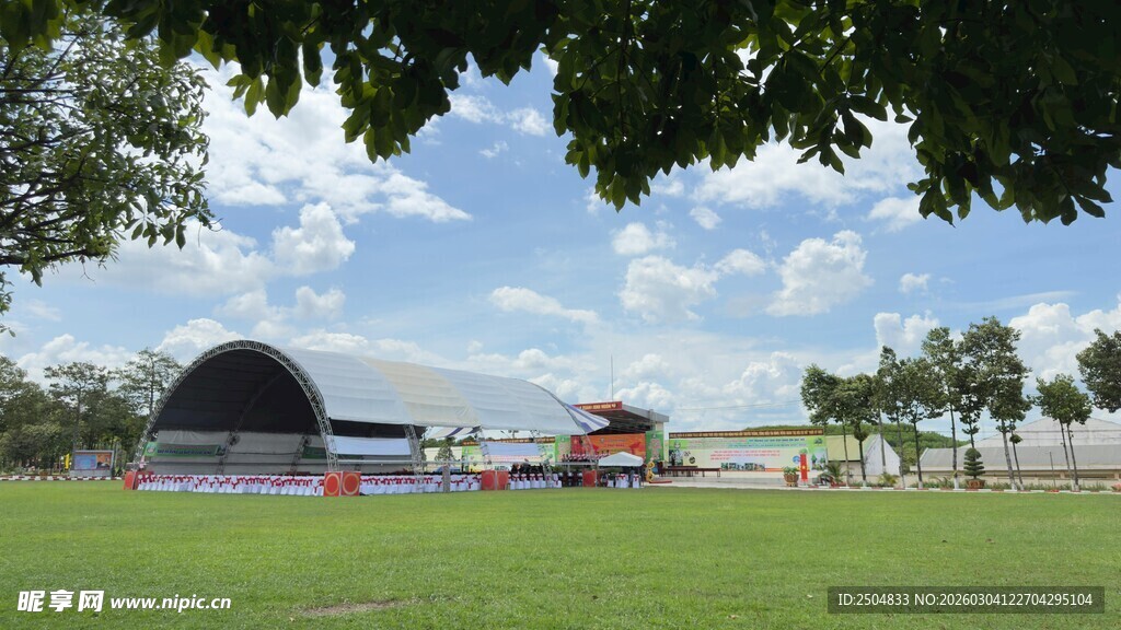 户外开阔草地与特色建筑