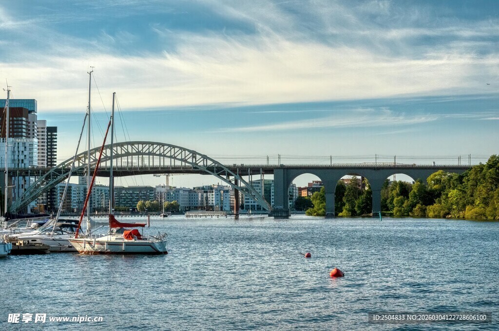 河畔桥梁与停泊船只景观