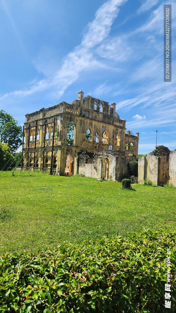 古老废墟屹立于翠绿草地