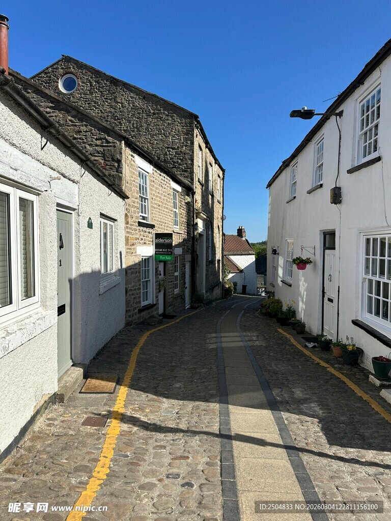 宁静小巷的英式建筑风景