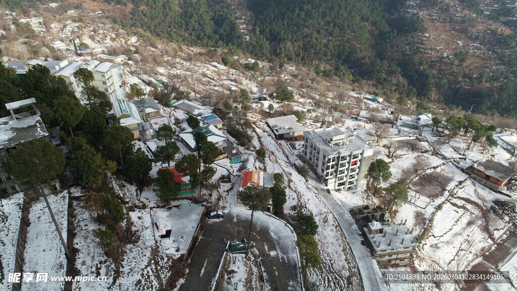 雪覆山村美景