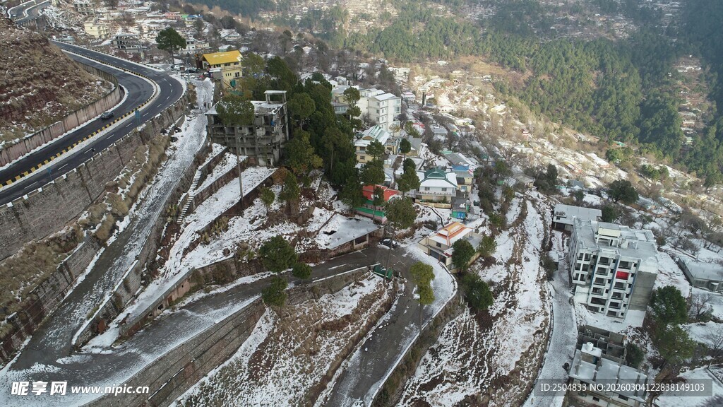 山间蜿蜒的铁路景观