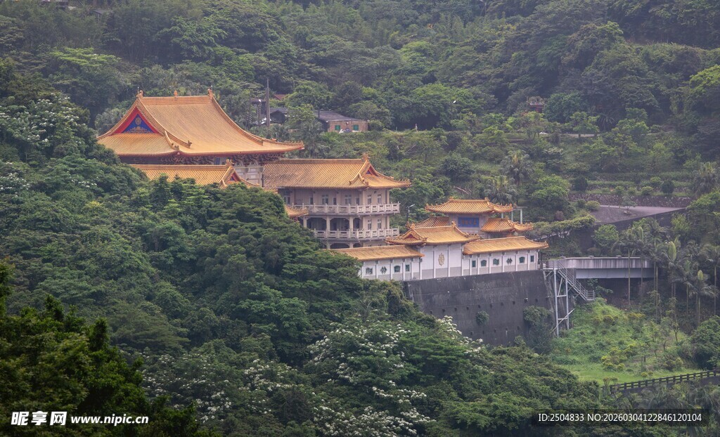 山林中的中式古建筑