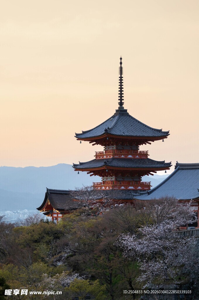黄昏下的日式古塔美景