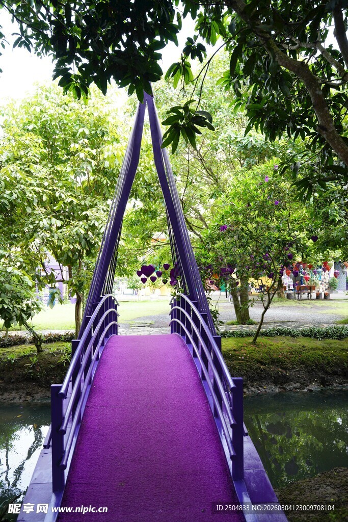 梦幻紫色桥横跨绿水间