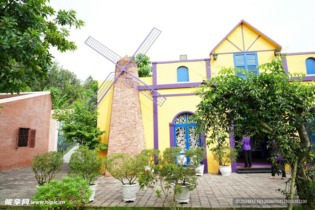 童话风小屋与风车景观