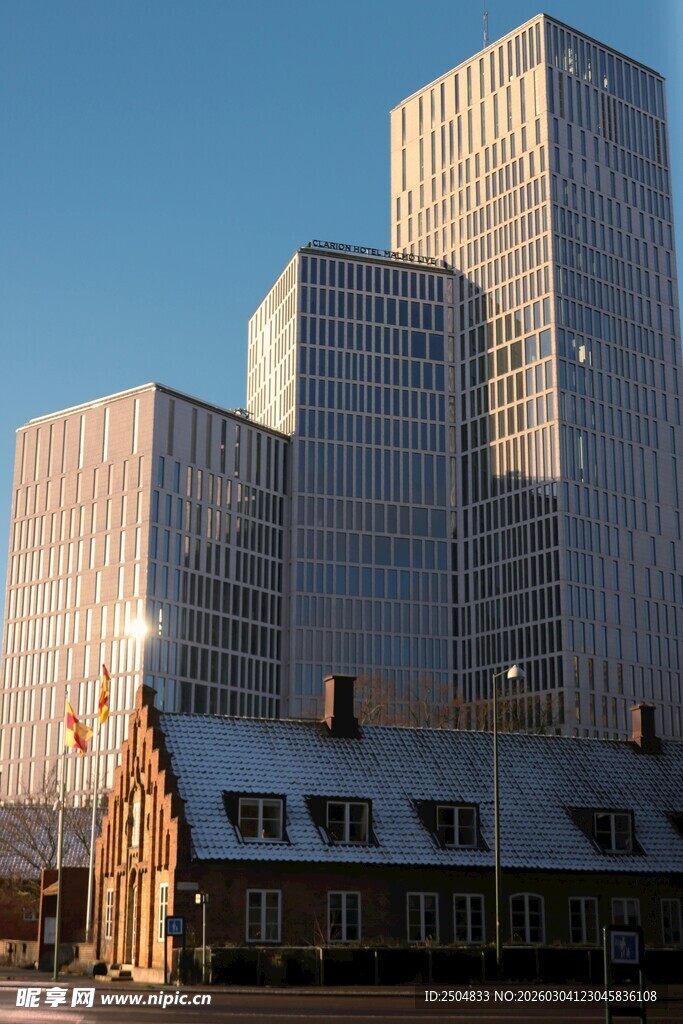 现代高楼与古老建筑相映